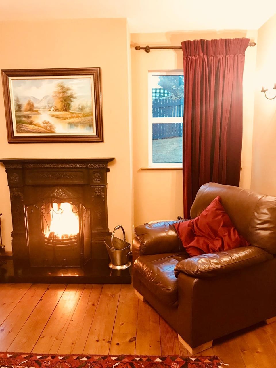 Shower, Communal lounge/ TV room, Living room, Decorative detail, Text overlay, Garden view, Family