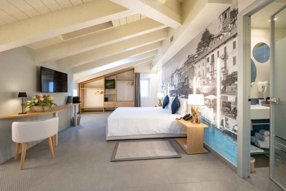 Bed, Bathroom, TV and multimedia, Coffee/tea facilities, Photo of the whole room, Decorative detail, Seating area, Bedroom, furniture, heating, oven, towels, wardrobe, elevator, air conditioner