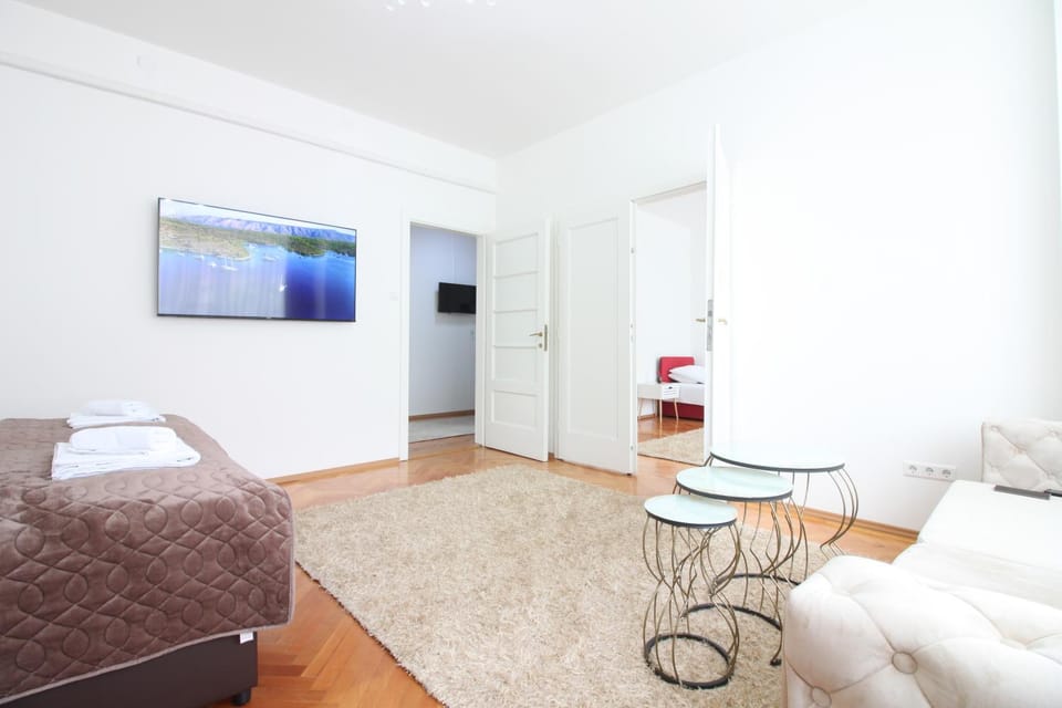 TV and multimedia, Living room, Seating area