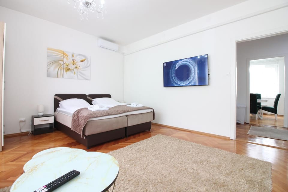 Bed, TV and multimedia, Photo of the whole room, Bedroom, air conditioner
