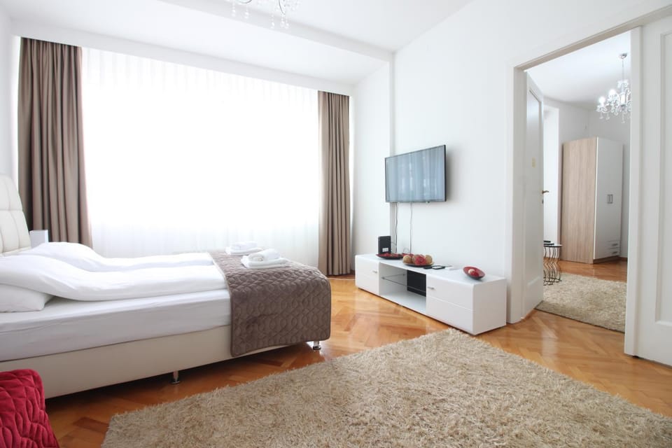 Bed, TV and multimedia, Bedroom