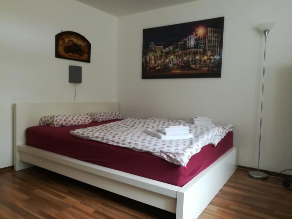 Bed, Photo of the whole room, Decorative detail, Bedroom, towels