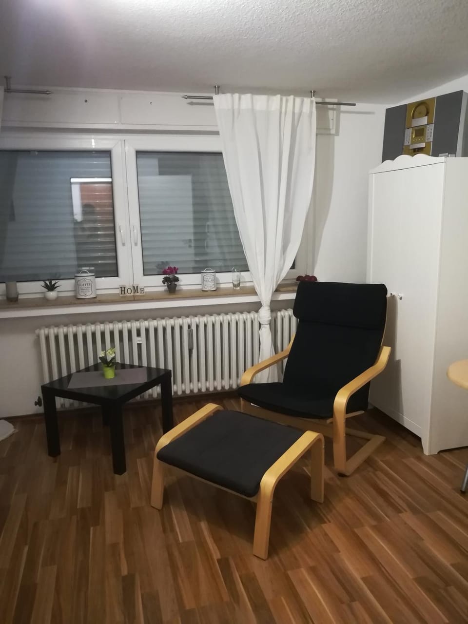 Living room, Photo of the whole room, Decorative detail, Seating area, internet, wardrobe