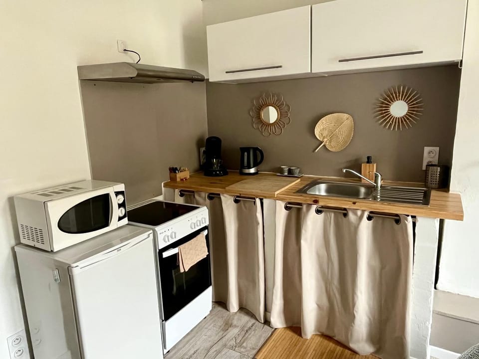 Les Glycines, charmant studio au calme dans bâtisse de Maître proche du centre ville parking gratuit Apartment in Provence-Alpes-Côte d'Azur