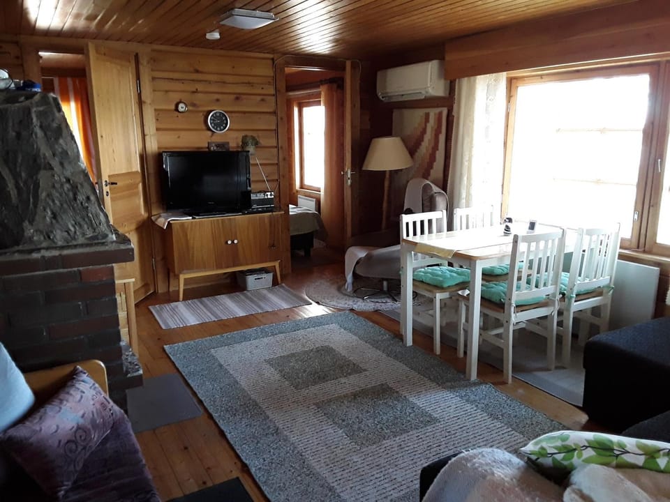 TV and multimedia, Living room, Seating area, Dining area