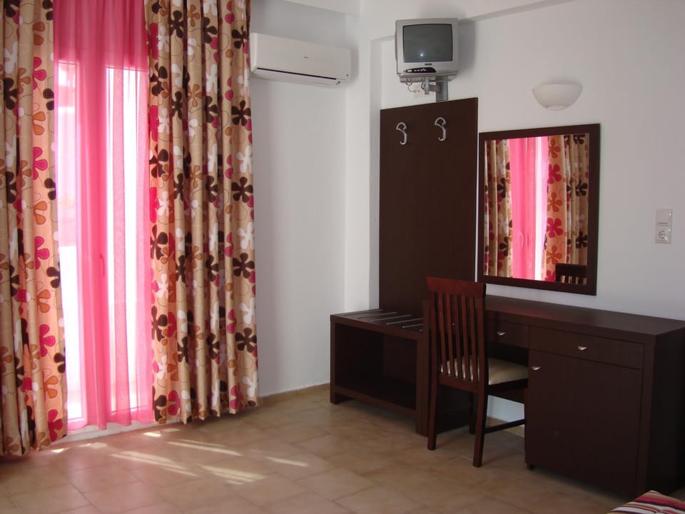 Spring, Bed, Day, People, People, Summer, View (from property/room), Other, Other, Other, Photo of the whole room, Decorative detail, Decorative detail, Autumn, On site, Area and facilities, Area and facilities, Seasons, Time of day, Location, Sunrise, Sunset, Family, Family