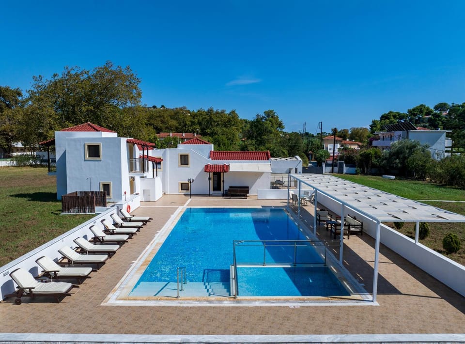 Property building, Day, Pool view, Swimming pool, Swimming pool, sunbed