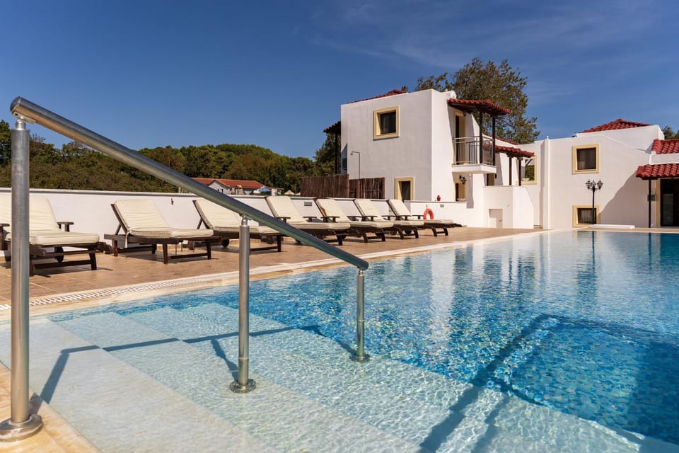 Property building, Day, Pool view, Swimming pool, Swimming pool, sunbed