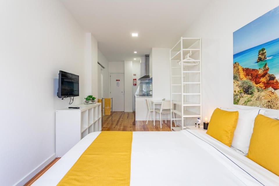 Bed, TV and multimedia, Kitchen or kitchenette, Living room, Photo of the whole room