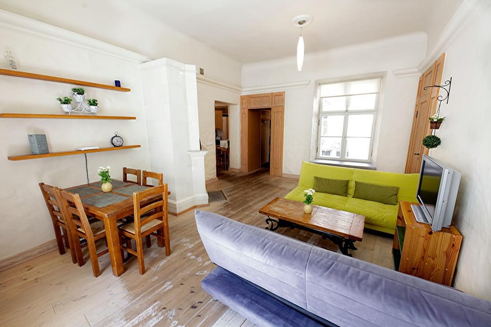 TV and multimedia, View (from property/room), Living room, Decorative detail, Seating area, Dining area, Inner courtyard view