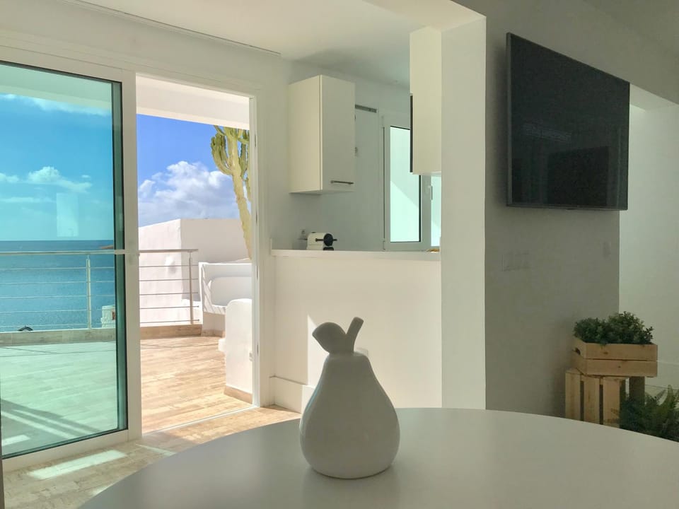 Coffee/tea facilities, Kitchen or kitchenette, Living room, Dining area