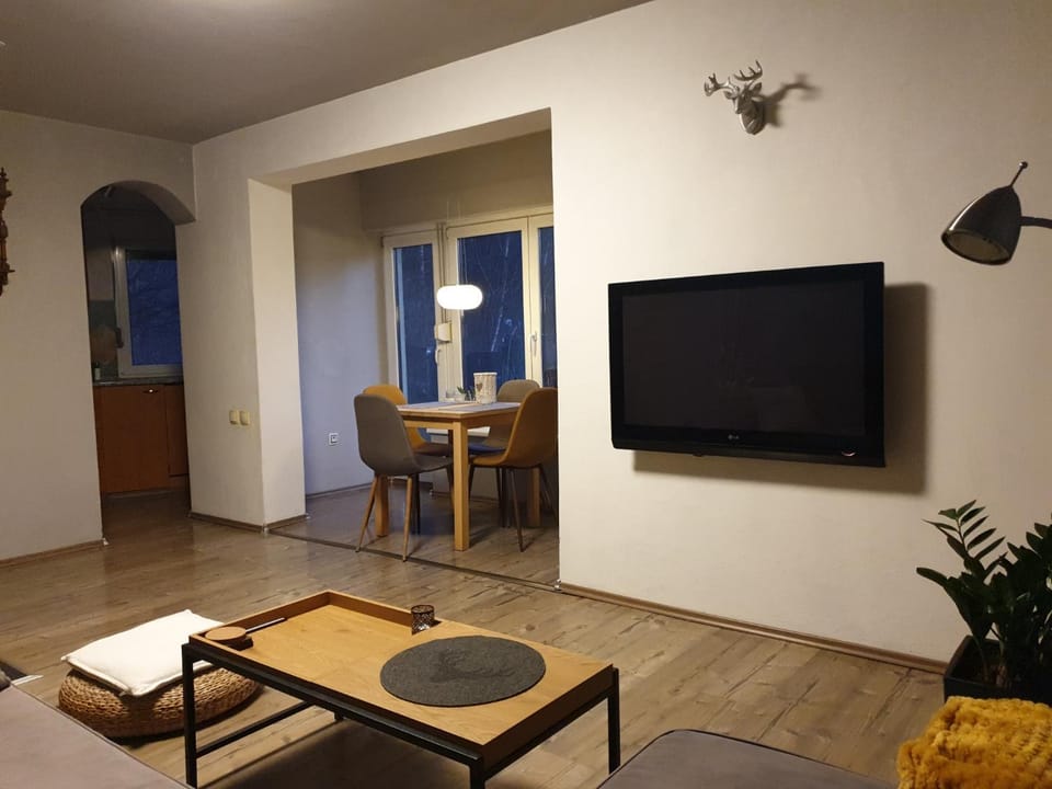 Communal lounge/ TV room, TV and multimedia, Living room, Seating area, Dining area