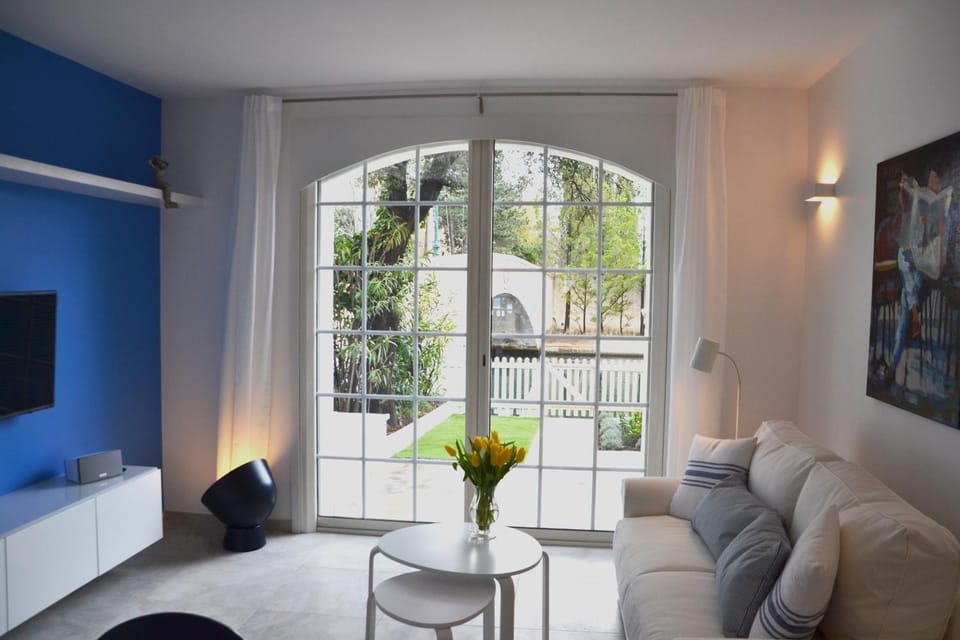 Living room, Garden view, River view