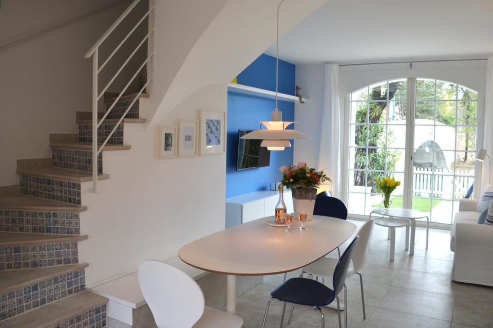 Garden, Balcony/Terrace, Living room, Seating area, Dining area, Garden view, River view