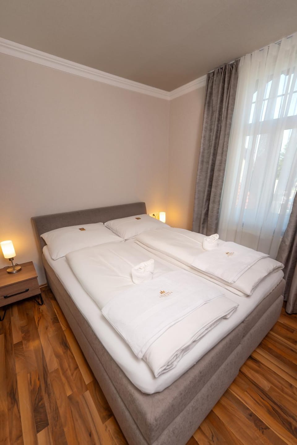 Bed, Photo of the whole room, Bedroom, towels