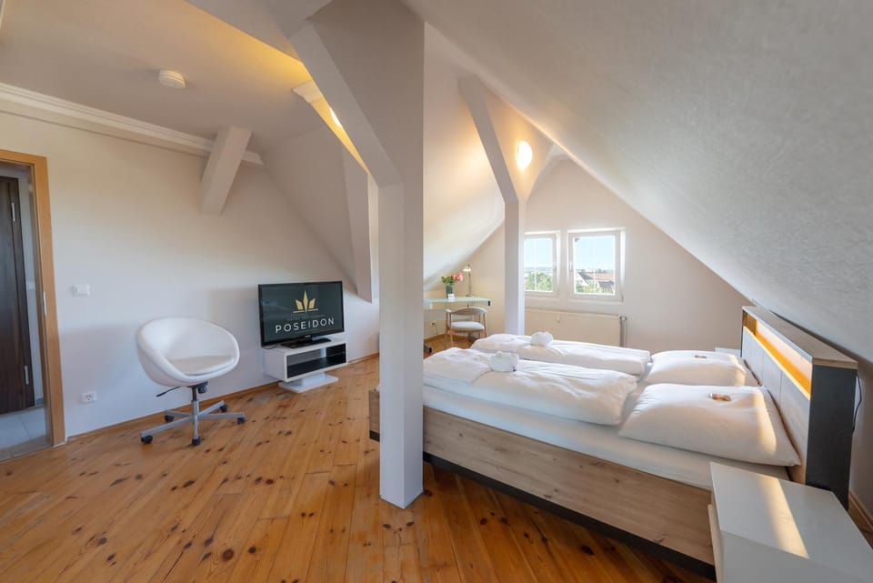 Bed, TV and multimedia, Photo of the whole room, Bedroom, towels