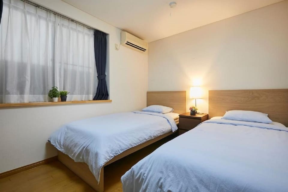 Bed, Photo of the whole room, Bedroom, air conditioner