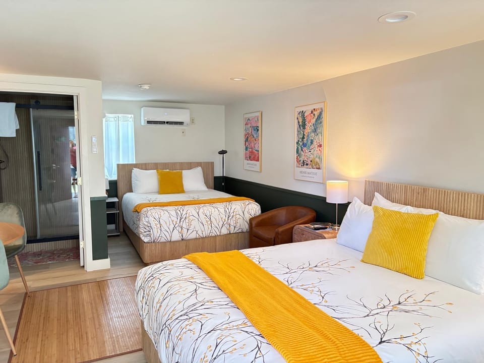 Bed, Living room, Photo of the whole room, Seating area, Bedroom, air conditioner