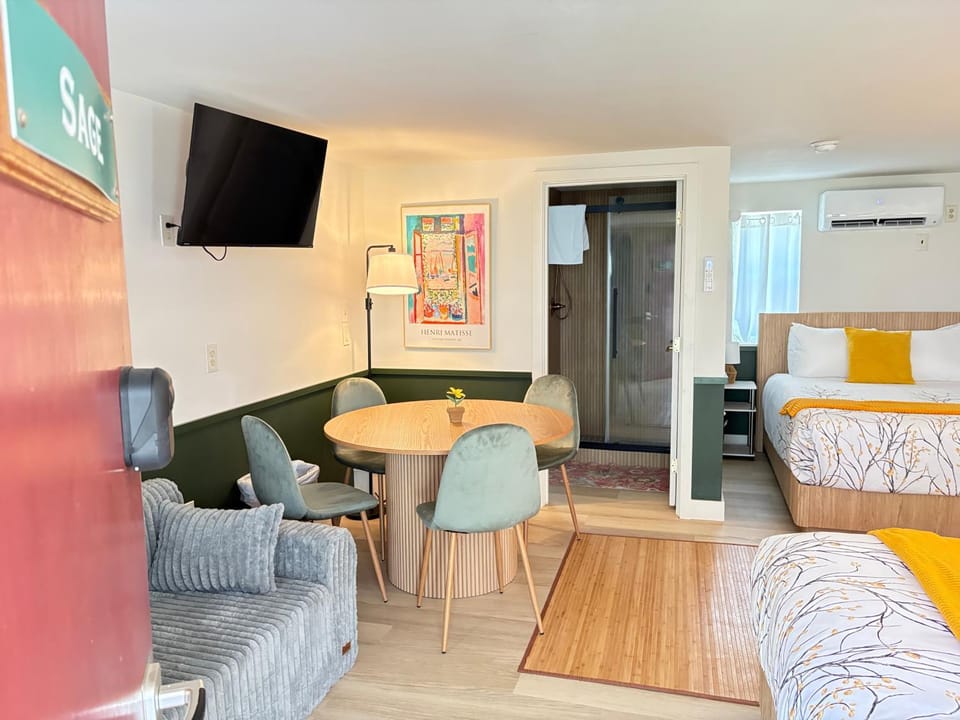 Bed, Living room, Photo of the whole room, Seating area, Bedroom
