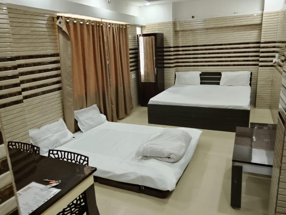 Bed, Photo of the whole room, Seating area, Bedroom