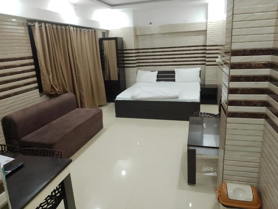 Photo of the whole room, Bedroom