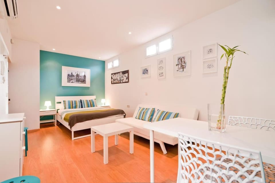 Photo of the whole room, Decorative detail, Decorative detail