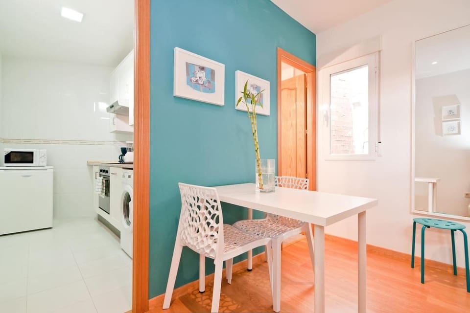 Kitchen or kitchenette, Photo of the whole room, Decorative detail, Decorative detail, Dining area