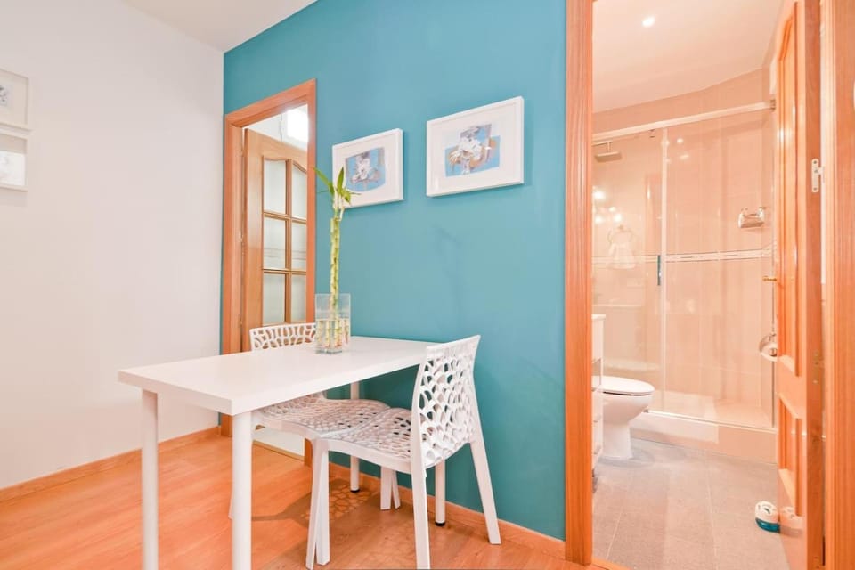 Bathroom, Photo of the whole room, Decorative detail, Decorative detail, Dining area