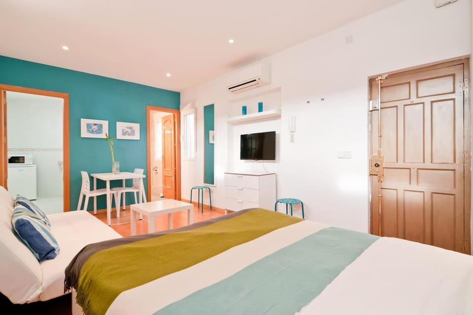 Photo of the whole room, Decorative detail, Decorative detail