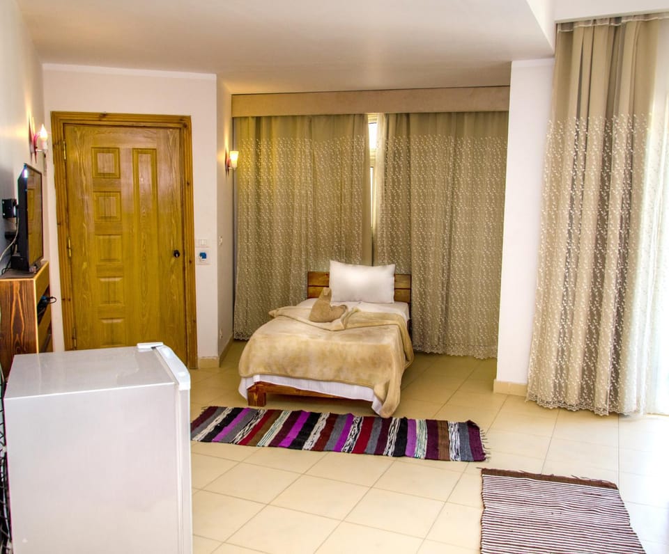 Bed, TV and multimedia, Photo of the whole room, Bedroom, oven