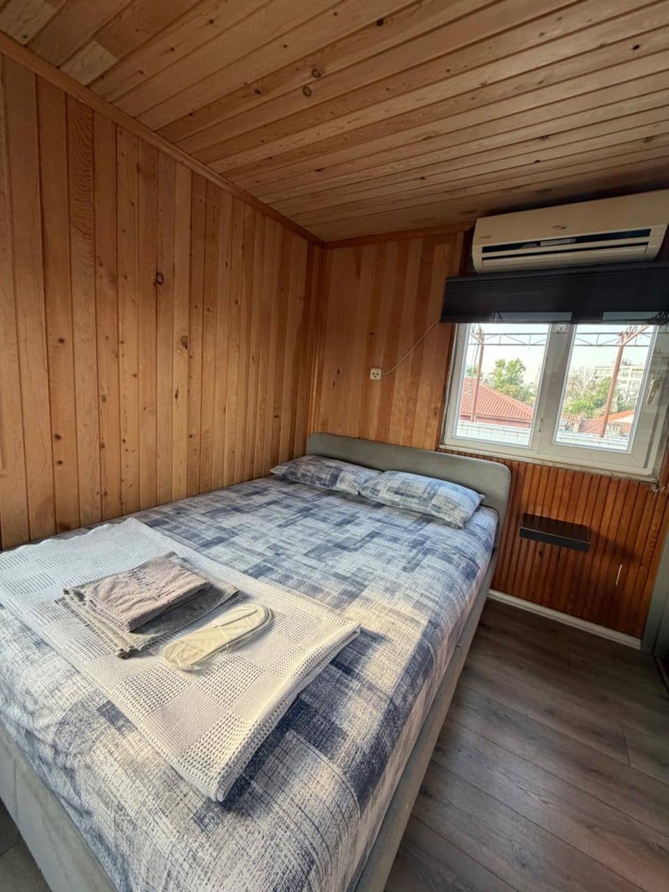 Bed, Bedroom, towels, air conditioner