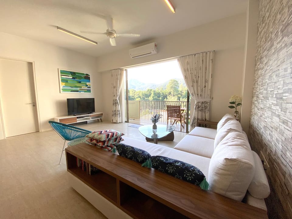 Communal lounge/ TV room, TV and multimedia, Living room, Seating area, Evening entertainment, air conditioner