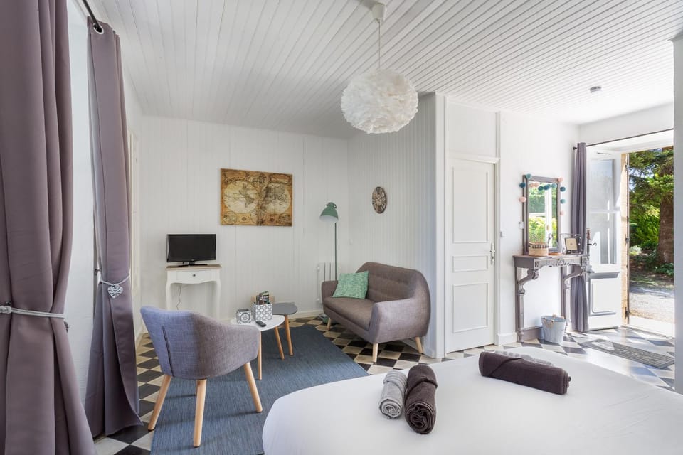 TV and multimedia, Seating area, Bedroom, Garden view