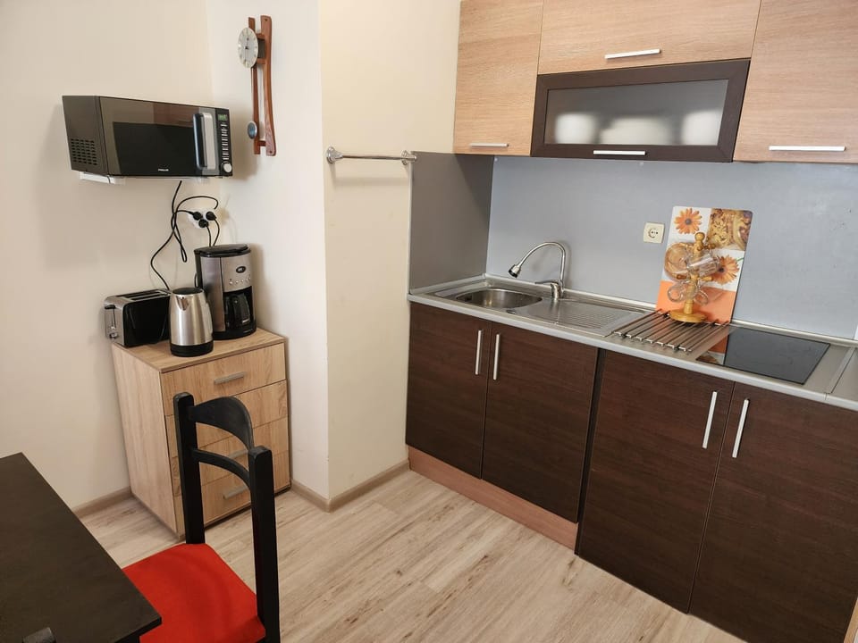 Coffee/tea facilities, Kitchen or kitchenette, stove, toaster