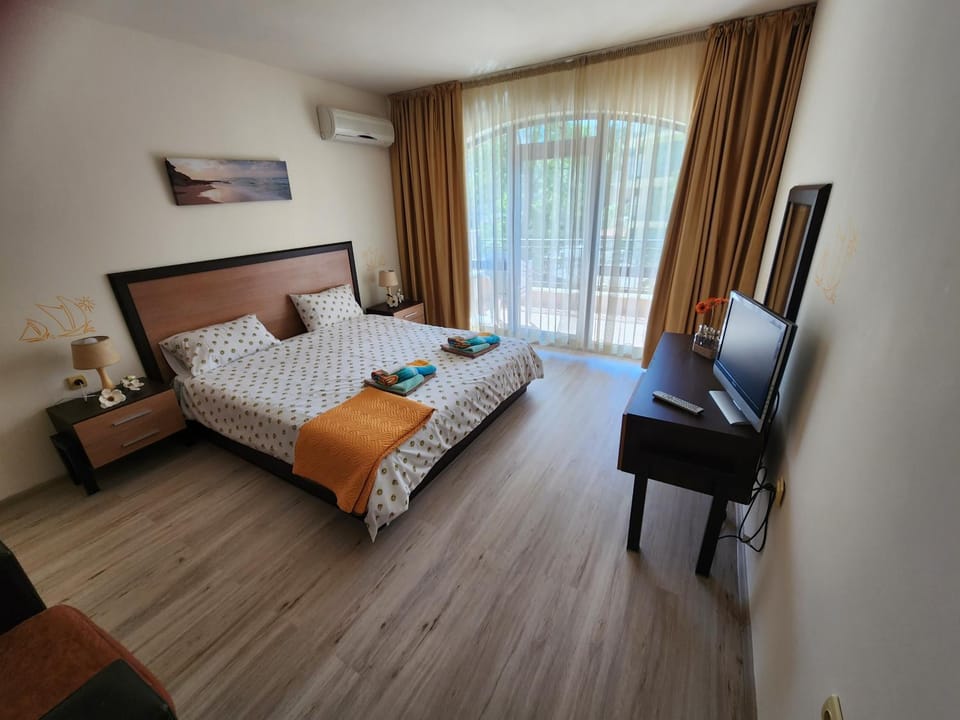 Bed, TV and multimedia, Bedroom