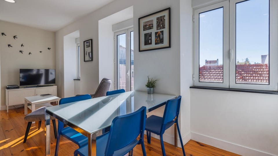TV and multimedia, Seating area, Dining area