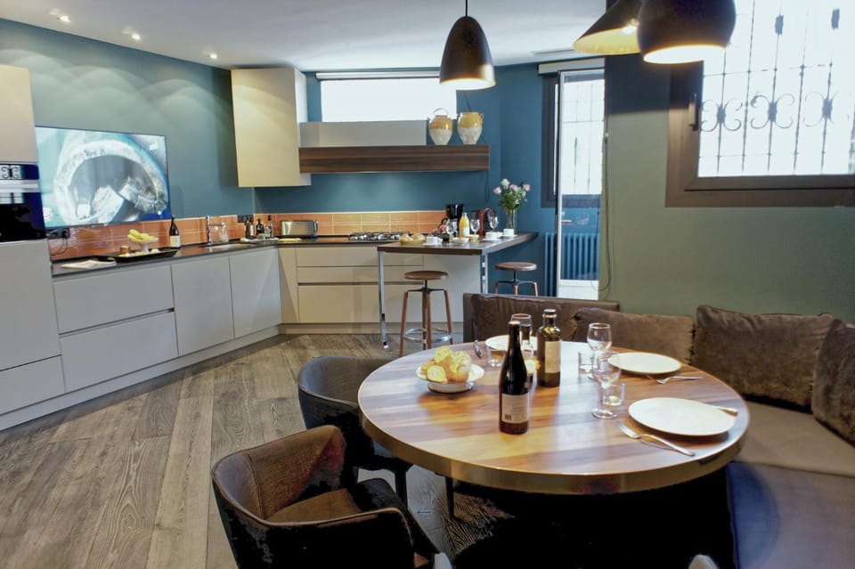 Kitchen or kitchenette, Seating area, Food, stove