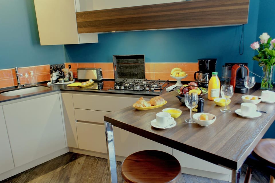 Coffee/tea facilities, Kitchen or kitchenette, Food and drinks, stove, toaster