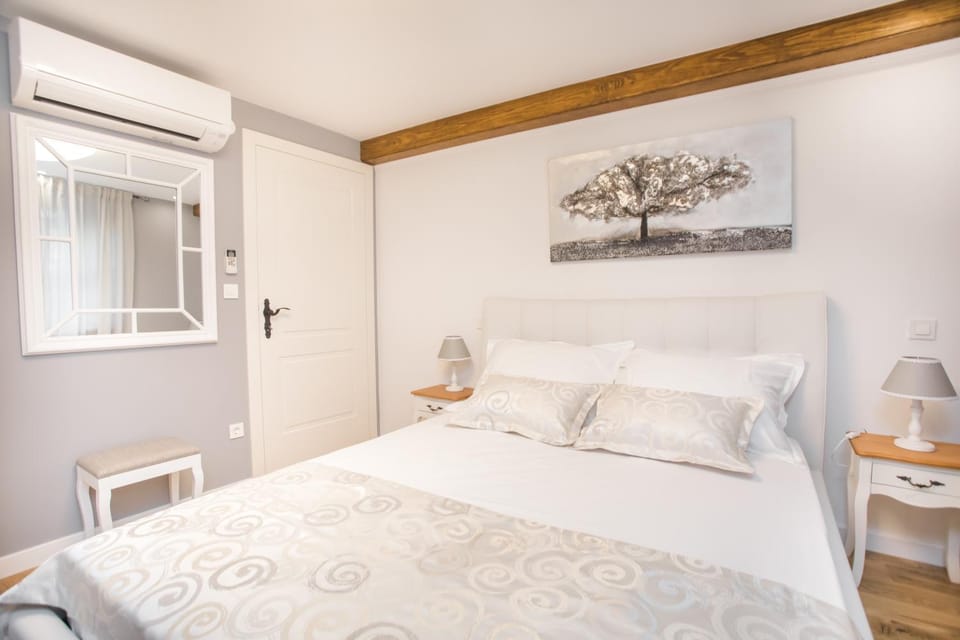 Bed, Bedroom, air conditioner