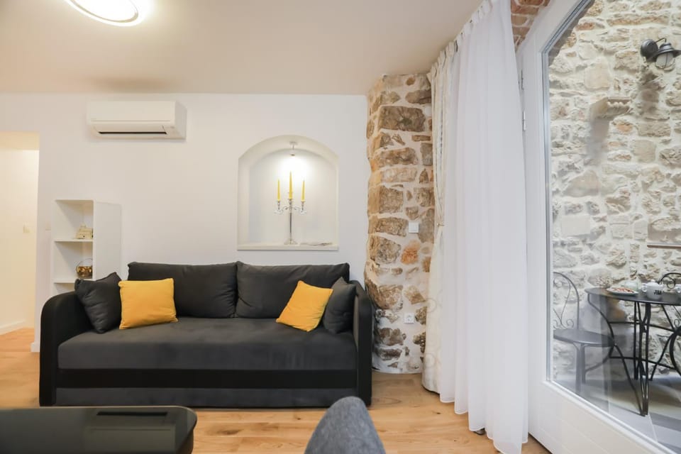 Living room, Seating area, air conditioner