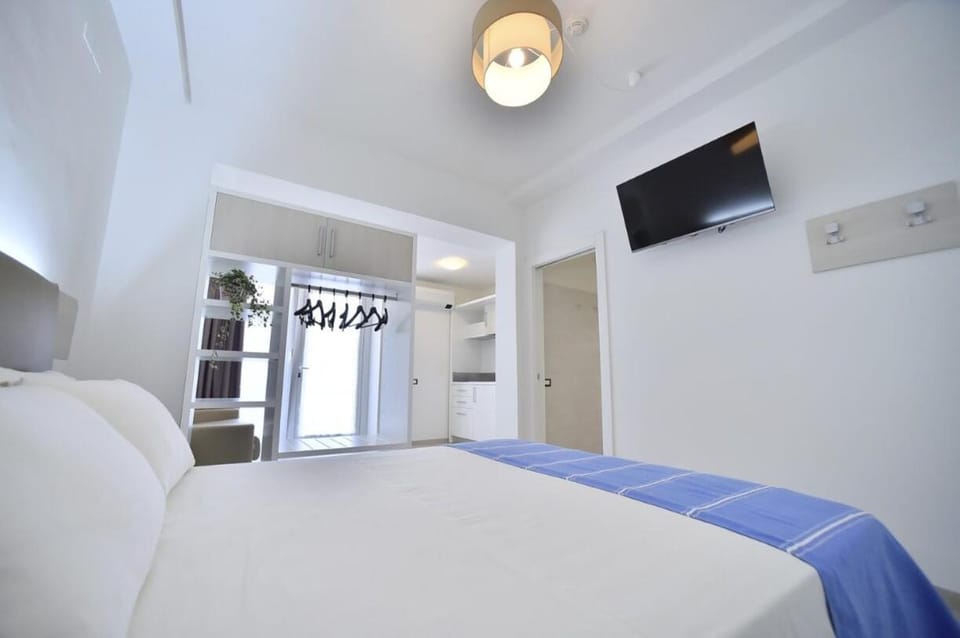 Communal lounge/ TV room, Bed, TV and multimedia, Photo of the whole room, Evening entertainment, Bedroom
