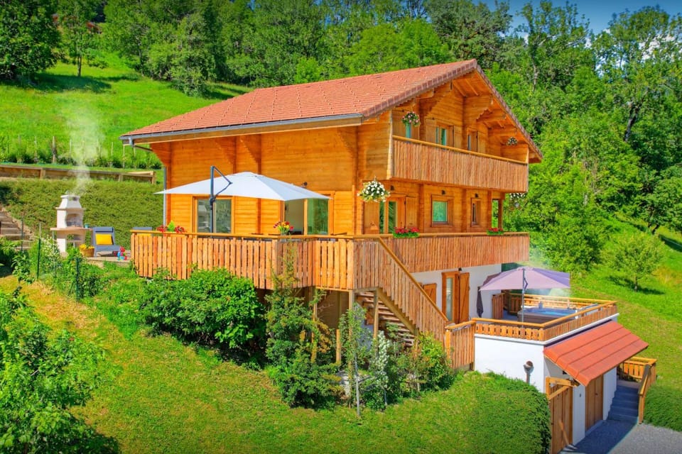 Property building, Spring, Day, Natural landscape, Garden, View (from property/room), Balcony/Terrace, Garden view