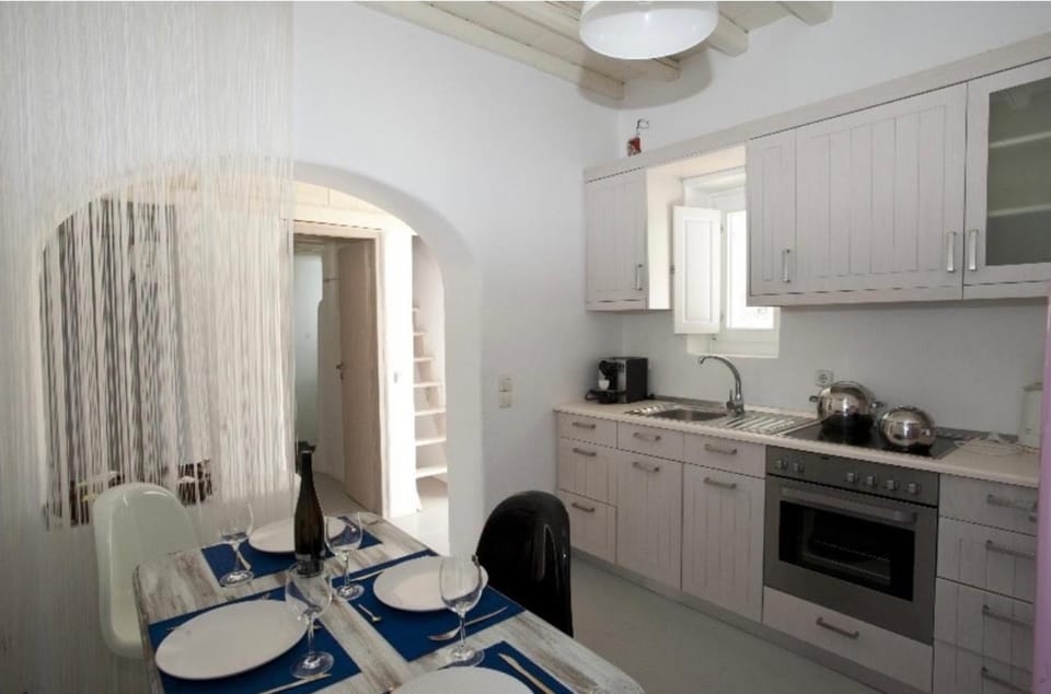 Coffee/tea facilities, Kitchen or kitchenette, Dining area