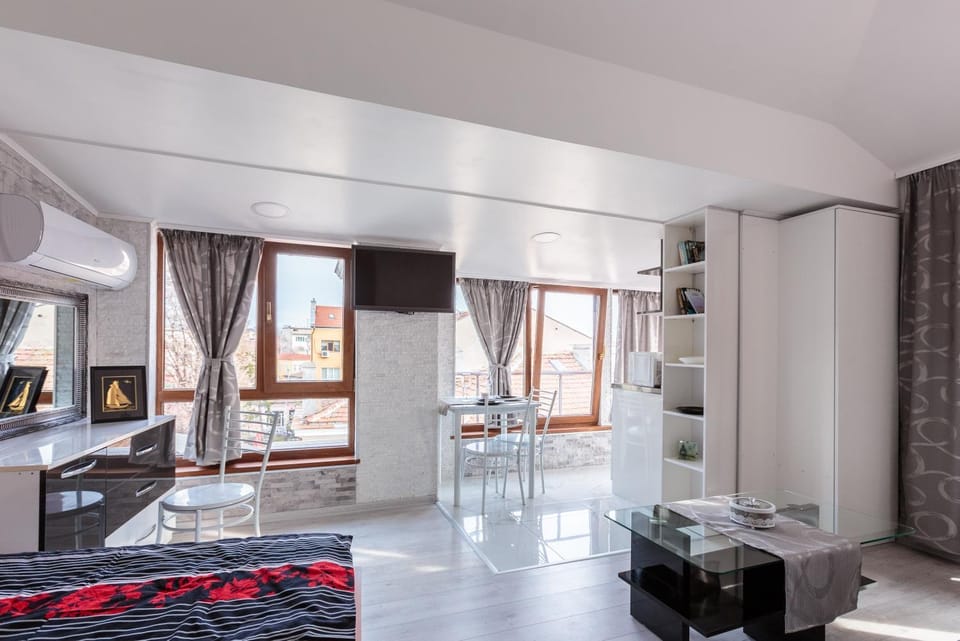 Kitchen or kitchenette, Living room, Dining area, Bedroom, City view, Landmark view, Street view