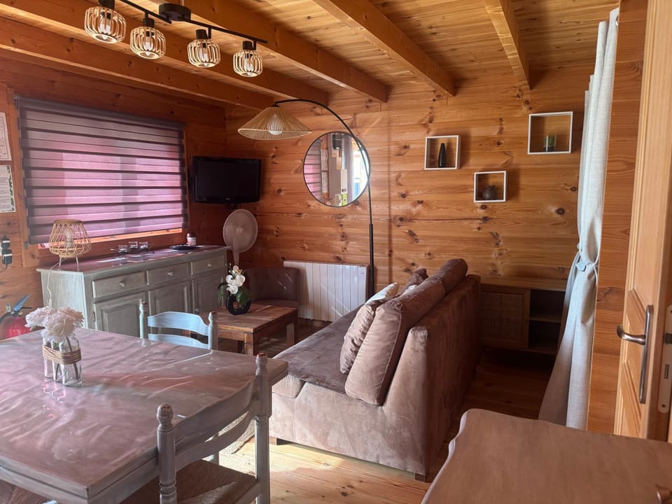 " domaine des chevrettes chalet cosy au cœur des châteaux " Chalet in Centre-Val de Loire