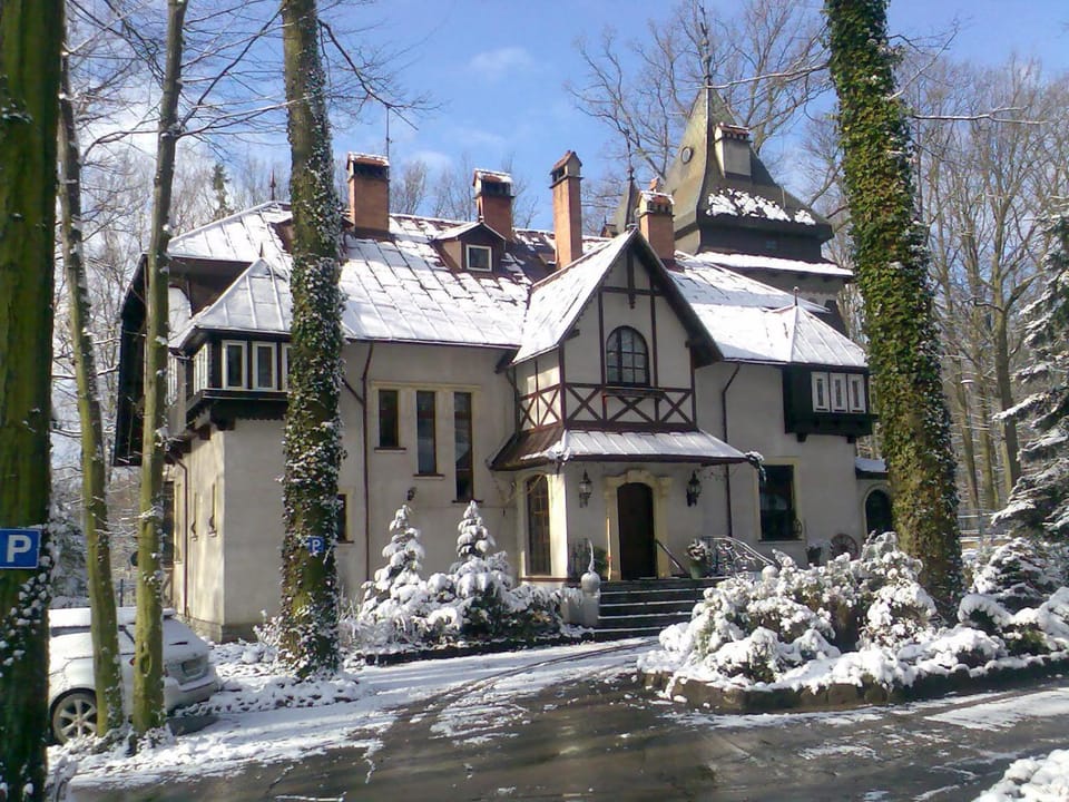 Property building, Facade/entrance, Winter