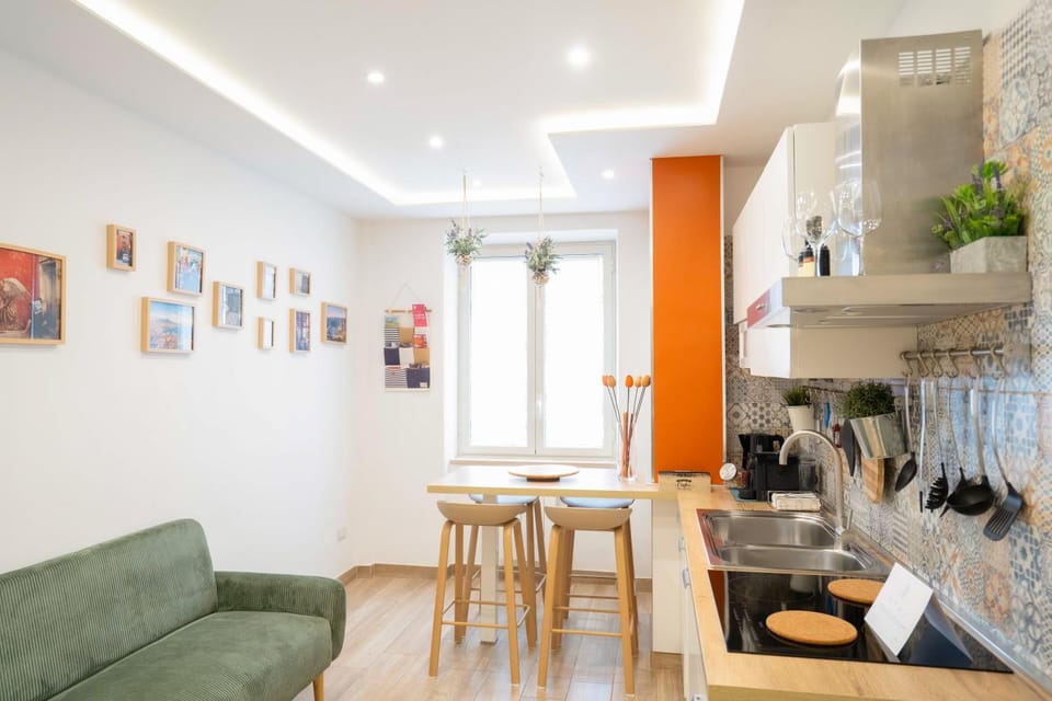 Coffee/tea facilities, Kitchen or kitchenette, Living room, Seating area, Dining area, stove