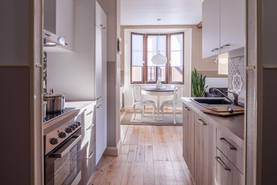 Kitchen or kitchenette, Dining area