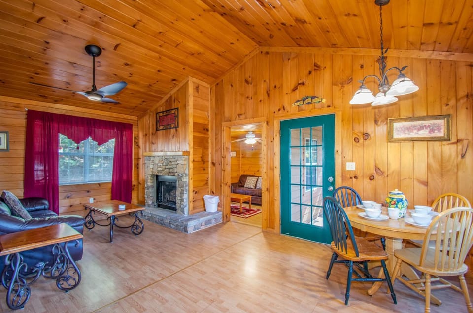 Ladybug Resort Romantic Cabin With Mountain Views, Game Room, Close to Dollywood Cabin in Sevier County