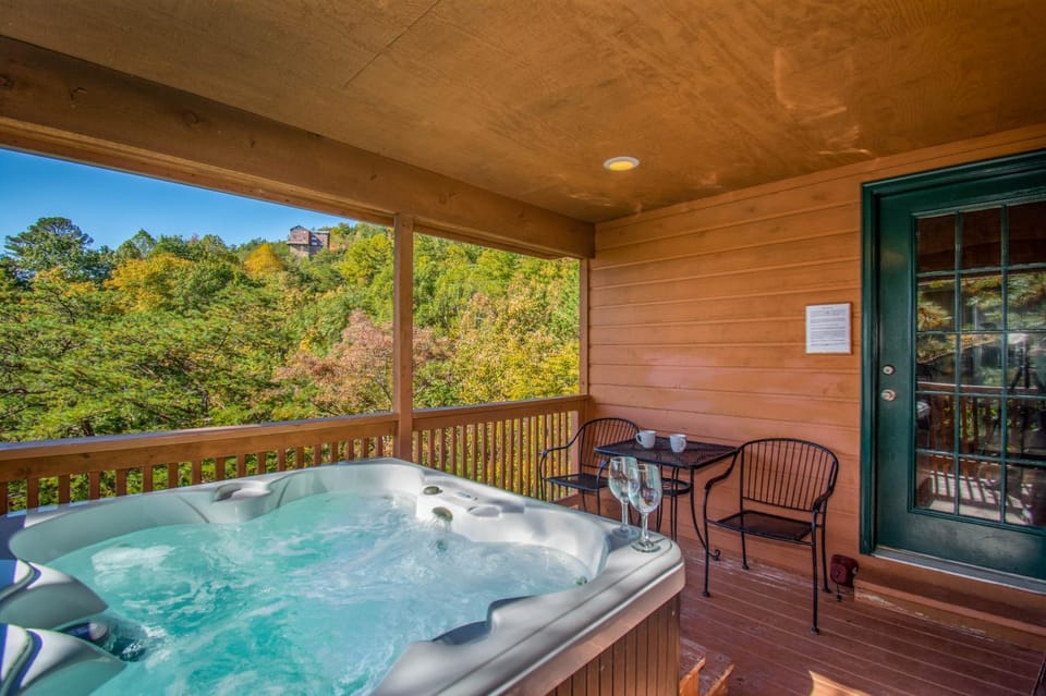 Hot Tub, Dining area, Mountain view